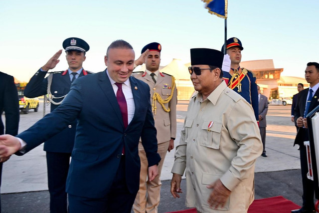 Presiden Prabowo Subianto tiba jelang Konferensi Tingkat Tinggi (KTT) Perdamaian Sharm El-Sheikh di Bandar Udara Internasional Sharm El-Sheikh, Mesir, Senin (13/10/2025). Foto: Biro Pers Sekretariat Presiden