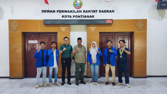 Pengurus Cabang Pergerakan Mahasiswa Islam Indonesia (PMII) Kota Pontianak foto bersama dengan Fraksi Partai Kebangkitan Bangsa (PKB) DPRD Kota Pontianak usai melakukan audiensi. Foto: Dok. Istimewa