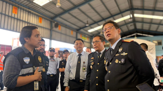 Menteri Keuangan Purbaya Yudhi Sadewa di Pelabuhan Tanjung Priok, Senin (13/10/2025). Foto: Ave Airiza Gunanto/kumparan