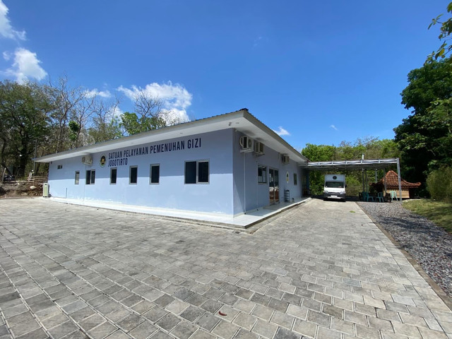 Suasana SPPG Jogotirto, Sleman, yang berhenti beroperasi sementara. Tak ada aktivitas distribusi makanan bergizi, Senin (13/10). Foto: Pandangan Jogja/ Resti Damayanti