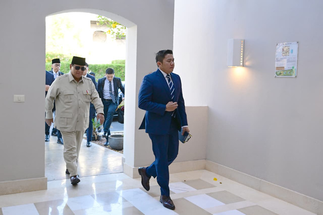Presiden Prabowo Subianto tiba di hotel tempatnya singgah selama  KTT Perdamaian Sharm El-Sheikh di Sharm el-Sheikh, Mesir, Senin (13/10/2025). Foto: Muchlis Jr/Biro Pers Sekretariat Presiden