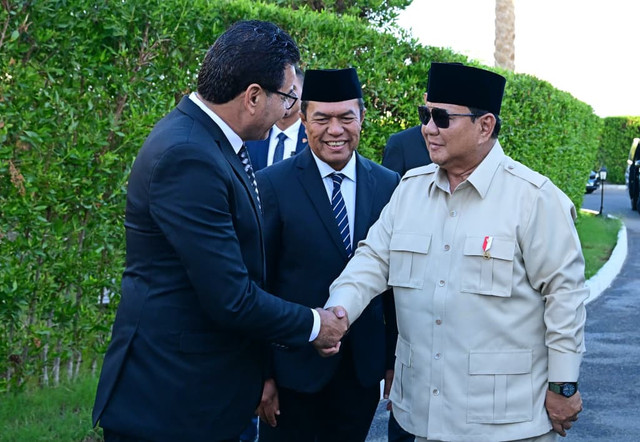 Presiden Prabowo Subianto tiba di hotel tempatnya singgah selama  KTT Perdamaian Sharm El-Sheikh di Sharm el-Sheikh, Mesir, Senin (13/10/2025). Foto: Muchlis Jr/Biro Pers Sekretariat Presiden