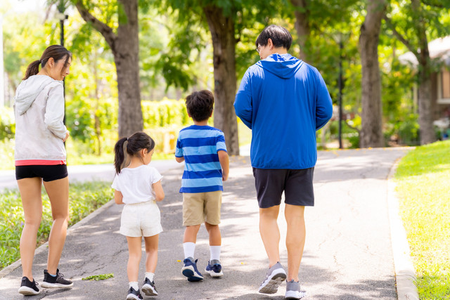 Ilustrasi orang tua ajak anak olahraga lari. Foto: Shutterstock