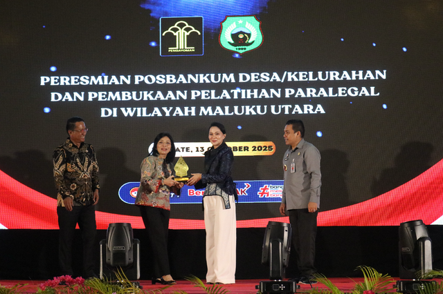 Gubernur Maluku Utara, Sherly Tjoanda (kedua dari kanan) saat diangkat menjadi duta Posbankum oleh Menteri Hukum RI, Supratman Andi Agtas (kiri) Kepala Badan Pembinaan Hukum Nasional (BPHN), Min Usihen (kedua dari kiri) pada peresmian Pos Bantuan Hukum (Posbankum) Maluku Utara di Terate pada Senin (13/10). Foto: Dok. Istimewa