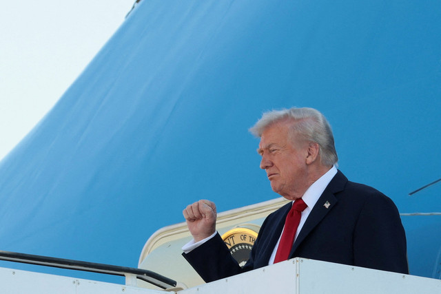Presiden AS Donald Trump tiba di Bandara Internasional Ben Gurion, Israel, Senin (13/10/2025). Foto: Evelyn Hockstein/REUTERS