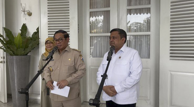 Gubernur DKI Jakarta Pramono Anung dan Kepala Badan Penyelenggara Jaminan Produk Halal (BPJPH) Haikal Hassan di Balai Kota, Gambir, Jakarta Pusat, Senin (13/10/2025). Foto: Nasywa Athifah/kumparan