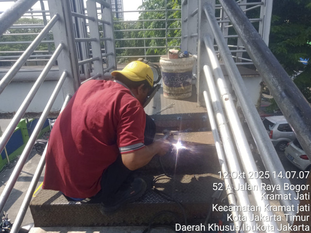 Dinas Bina Marga memperbaiki JPO di kawasan Halte Kramat Jati, Jakarta Timur (12/10/2025). Foto: Dok. Humas Bina Marga