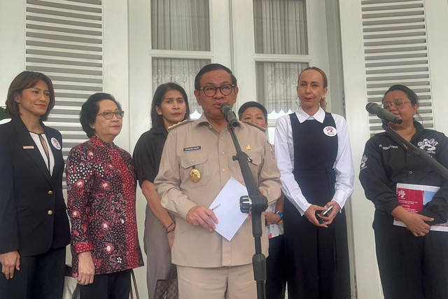 Gubernur DKI Jakarta Pramono Anung usai beraudiensi dengan Koalisi Dog Meat Free Indonesia di Balai Kota, Gambir, Jakarta Pusat, Senin (13/10/2025). Foto: Nasywa Athifah/kumparan
