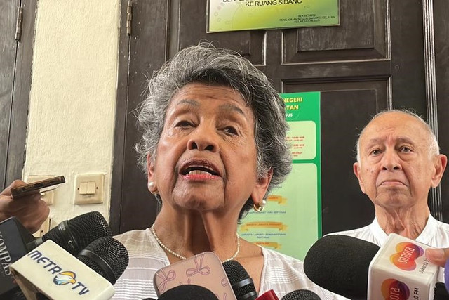 Orang tua dari eks Mendikbudristek Nadiem Makarim, Atika Algadri menanggapi gugatan praperadilan anaknya ditolak oleh PN Jakarta Selatan, Senin (13/10/2025). Foto: Fadhil Pramudya/kumparan