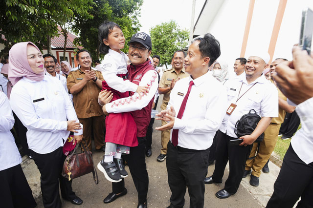 Menteri Sosial Saifullah Yusuf (Gus Ipul) meninjau Sekolah Rakyat Terpadu (SRT) 4 Sumedang di gedung BLK Kabupaten Sumedang, Jawa Barat, Senin (13/10/2025). Foto: Kemensos RI