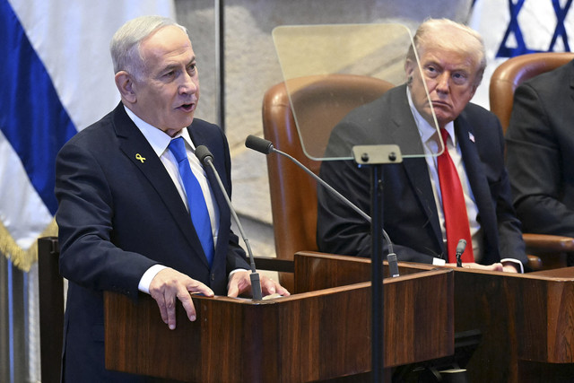 Perdana Menteri Israel Benjamin Netanyahu bersama Presiden Donald J. Trump di Knesset, Yerusalem, Senin (13/10/2025). Foto: Saul Loeb/Pool via REUTERS