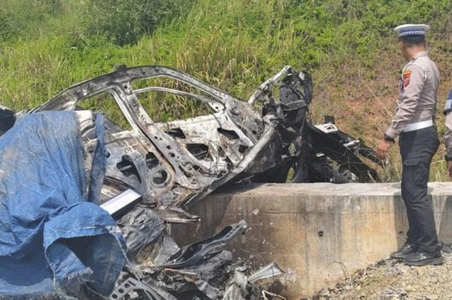 Mahasiswa tewas usai mobil tabrak pembatas jalan hingga terbakar di Tol Cisumdawu Sumedang. Foto: Dok. Istimewa