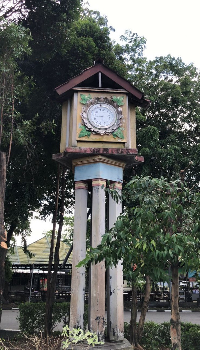 Kondisi Tugu Jam Tiga Sisi yang merupakan peninggalan sejarah Belanda. Foto: Ade Mirza/Hi!Pontianak