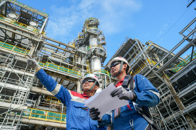 Petugas Pertamina dalam mengoperasionalkan kilang minyak. Foto: Dok. Pertamina