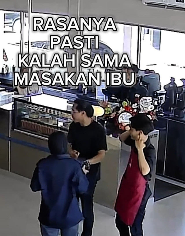 Seorang ibu mengantarkan bekal untuk sang anak yang sedang bekerja di coffee shop di Ketapang, Kalbar. Foto: Dok. Instagram @vibingvito