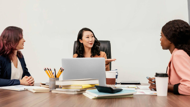 Diplomat perempuan dari berbagai negara sedang berdiskusi. Sumber: Freepik.com