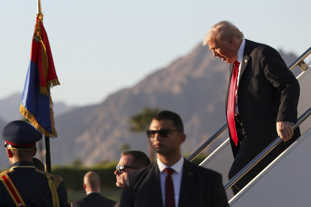 Presiden AS Donald Trump turun dari Air Force One saat tiba di Bandara Sharm El-Sheikh, Mesir, Senin (13/10/2025). Foto: Evelyn Hockstein/REUTERS