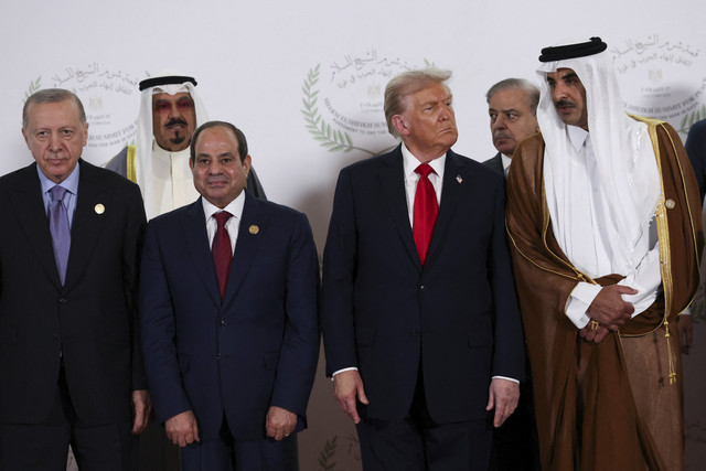 Para pemimpin dunia, termasuk Presiden AS Donald Trump, Presiden Mesir Abdel Fattah al-Sisi, Presiden Turki Tayyip Erdogan, dan Emir Qatar Sheikh Tamim bin Hamad Al Thani, berpose untuk foto di KTT  Gaza di Sharm el-Sheikh, Mesir, Senin (13/10/2025). Foto: Suzanne Plunkett/ REUTERS