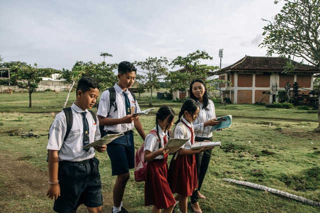 Ilustrasi Peserta didik dan Guru (Sumber Foto:oleh ROMAN ODINTSOV: https://www.pexels.com/id-id/foto/anak-kecil-anak-anak-siswa-murid-12719357/)