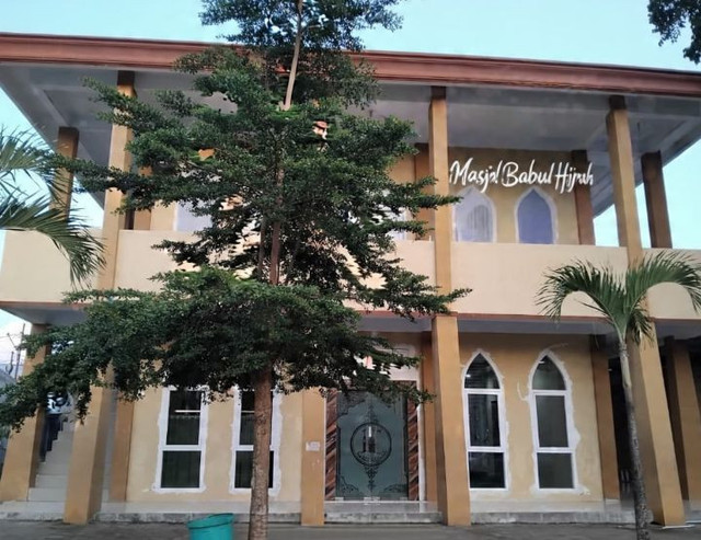Masjid Babul Hijrah di Perumahan Graha Nusa I Kompleks Mamuju, Sulawesi Barat. Biasa digunakan anggota Tim Ekspedisi Patriot saat Salat Jumat ataupun salat-salat wajib. (Foto: Koleksi Pribadi)
