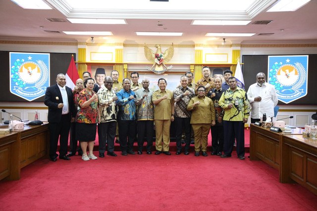 Mendagri Muhammad Tito Karnavian saat menerima audiensi Komite Eksekutif Percepatan Pembangunan Otonomi Khusus Papua, di Ruang Sidang Utama Kantor Pusat Kementerian Dalam Negeri (Kemendagri), Jakarta, Senin (13/10/2025). Foto: Dok. Kemendagri
