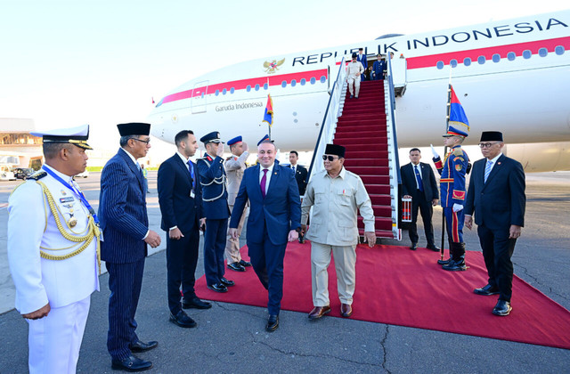 Presiden Indonesia, Prabowo Subianto tiba di Mesir jelang KTT Perdamaian Gaza, Senin (13/10/25). (Sumber: Kumparan)