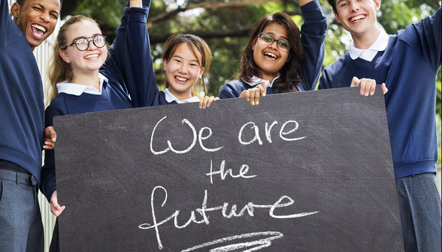 Ilustrasi: Sekelompok pemuda penuh semangat memegang papan bertuliskan “We are the future”, melambangkan kreativitas dan optimisme generasi muda sebagai kekuatan dalam membentuk masa depan. Sumber foto: https;//pixabay.com