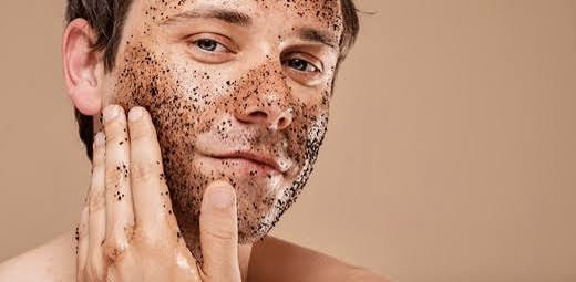 Pria menggunakan Masker Wajah | Sumber : Shutterstock