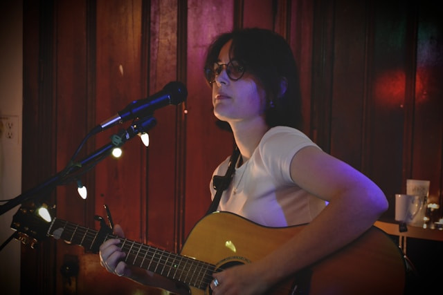 Ilustrasi menyanyikan lagu bahasa Inggris tentang kehidupan. Sumber: Unsplash.