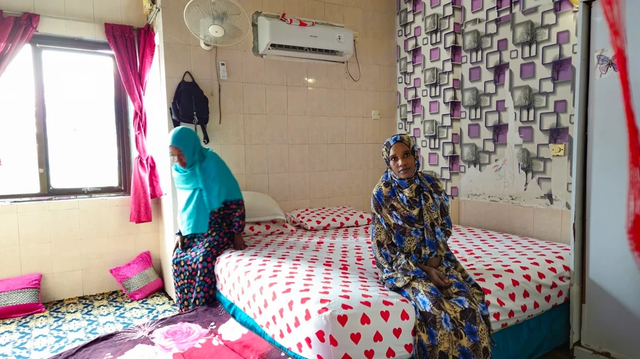 Majdah Ishag bersama pengungsi dari Sudan lainnya di tempat pengungsian di Batam. Sumber: dokumentasi pribadi Leo Galuh.