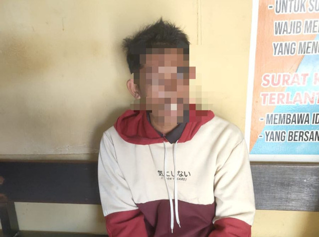 Pemuda di Kubu Raya yang membacok ayahnya kini diamankan polisi. Foto: Dok. Istimewa