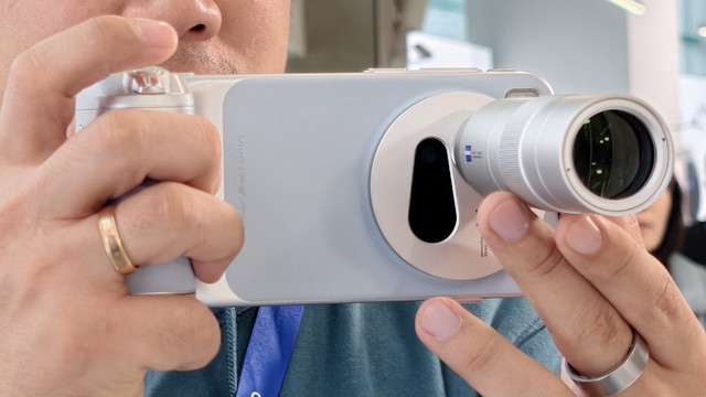 Vivo X300 Series dengan Photography Kit Extender. Foto: Ahmad Romadoni/kumparan