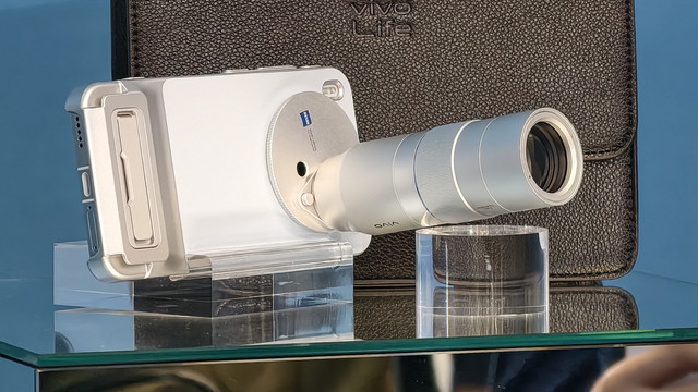 Vivo X300 Series dengan Photography Kit Extender. Foto: Ahmad Romadoni/kumparan