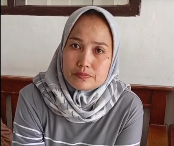 Tri Indah Alesti, orang tua Indra Lutfiana Putra (17), murid yang ditampr kepsek usai ketahuan merokok di sekolah. dok Istimewa