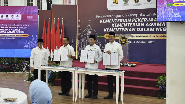 Penandatanganan kesepakatan bersama Kemen PU, Kemanag, dan Kemendagri tentang Sinergi dalam penyelenggaraan infrastruktur pendidikan pesantren di Kantor Kemenko Pemberdayaan Masyarakat (PM), Jakarta, Selasa (14/10/2025). Foto: Luthfi Humam/kumparan