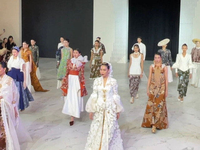 Fashion show Kanvas Budaya di Senayan City pada Kamis (25/09). Foto: kumparanWOMAN