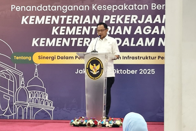 Menteri Dalam Negeri Tito Karnavian di Kantor Kemenko PM, Jakarta, Selasa (14/10/2025).  Foto: Luthfi Humam/kumparan