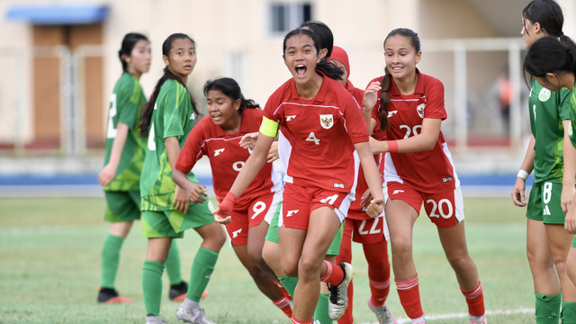 Jazlyn Kayla, Katarina Stalin dan pemain Timnas Wanita U-17 melakukan selebrasi usai gol pertama kontra Makau di Kualifikasi Piala Asia Wanita U-17, Senin (13/10) di Padaythar Stadium, Myanmar. Foto: AFC