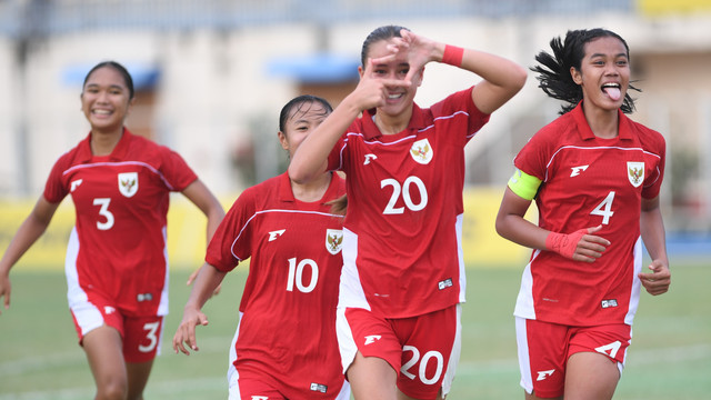 Jazlyn Kayla, Katarina Stalin dan pemain Timnas Wanita U-17 melakukan selebrasi usai gol pertama kontra Makau di Kualifikasi Piala Asia Wanita U-17, Senin (13/10) di Padaythar Stadium, Myanmar. Foto: AFC