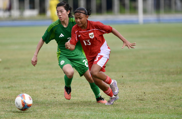 Febri Arum saat melewati pemain Makau kala Indonesia melawan Makau di Kualifikasi Piala Asia Wanita U-17, Senin (13/10) di Padaythar Stadium, Myanmar. Foto: PSSI