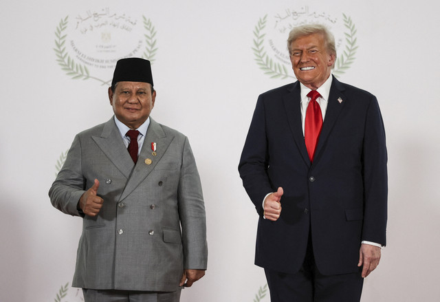 Presiden Amerika Serikat Donald Trump dan Presiden Republik Indonesia Prabowo Subianto mengacungkan jempol saat foto bersama dalam KTT Perdamaian Gaza di Sharm el-Sheikh, Mesir, Senin (13/10/2025). Foto: Suzanne Plunkett/Pool/Reuters