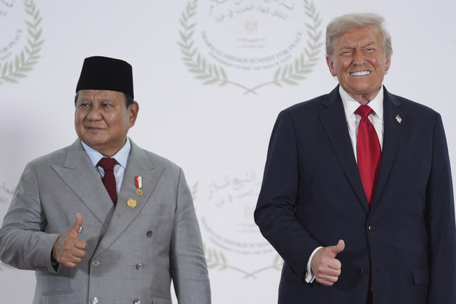 Presiden Amerika Serikat Donald Trump dan Presiden Republik Indonesia Prabowo Subianto mengacungkan jempol saat foto bersama dalam KTT Perdamaian Gaza di Sharm el-Sheikh, Mesir, Senin (13/10/2025). Foto: Evan Vucci / POOL / AFP