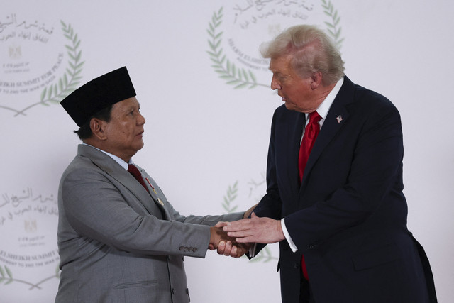 Presiden Amerika Serikat Donald Trump berjabat tangan dengan Presiden Republik Indonesia Prabowo Subianto saat KTT Perdamaian Gaza di Sharm el-Sheikh, Mesir, Senin (13/10/2025). Foto: Suzanne Plunkett/Pool/Reuters