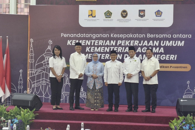 Menteri PU Dody Hanggodo dalam penandatanganan kesepakatan Kementerian PU, Kemendagri, Kemenag dan Kemenko Pemberdayaan Masyarakat (PM) di Kantor Kemenko PM, Jakarta Pusat pada Selasa (14/10/2025). Foto: Argya D. Maheswara/kumparan 