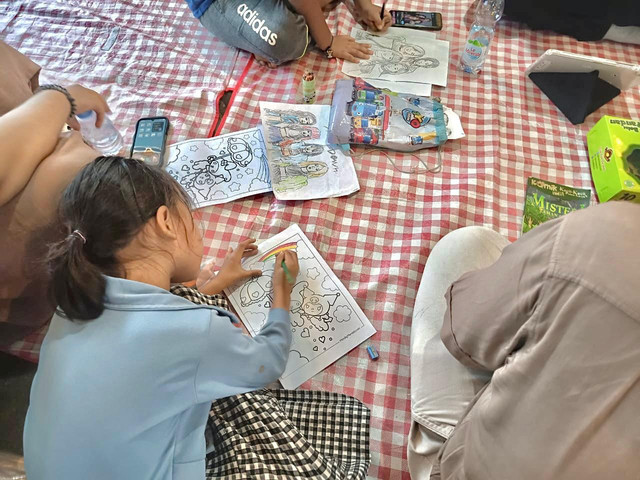 Anak-anak tengah asyik mewarnai di Lapak baca Pamulang