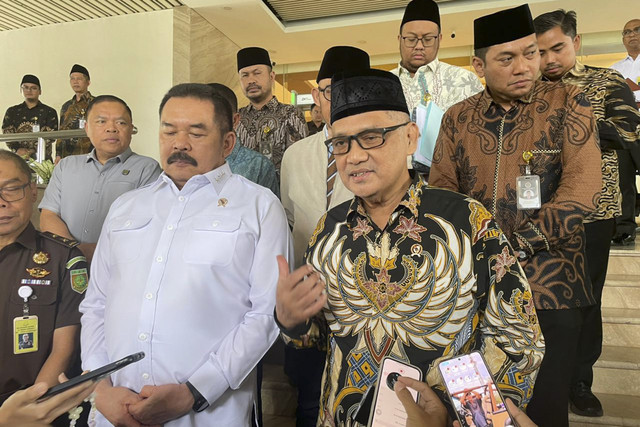 Jaksa Agung, ST Burhanuddin (kiri), dan Menteri Haji dan Umrah, Mochamad Irfan Yusuf (kanan), usai audiensi terkait tata kelola dan pelaksanaan ibadah haji, di Gedung Kejagung, Jakarta, Selasa (14/10/2025). Foto: Fadhil Pramudya/kumparan