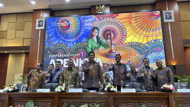 Menteri Keuangan Purbaya Yudhi Sadewa dan jajarannya dalam konferensi pers APBN KiTa, Selasa (14/10/2025). Foto: Ave Airiza Gunanto/kumparan
