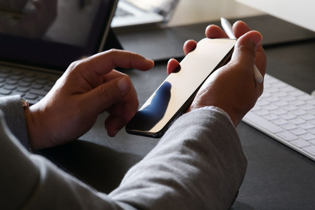 Ilustrasi mode gelap di HP. Foto: Unsplash