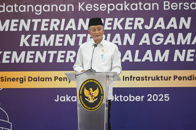 Menteri Pekerjaan Umum (PU) Dody Hanggodo memberikan sambutan sebelum melakukan penandatanganan kesepakatan bersama terkait infrastruktur pesantren di Jakarta, Selasa (14/10/2025). Foto: Rivan Awal Lingga/ANTARA FOTO