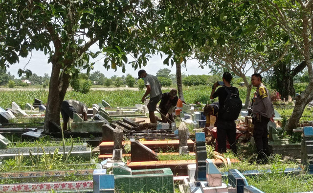 Proses pemakaman kembali jenazah wanita hamil muda berinisial AN (22) yang tewas di hotel Palembang seusai melakukan proses ekshumasi atau pembongkaran makam untuk mengautopsi jenazah di TPU Talang Petai, Kecamatan Plaju Darat, Selasa (14/10/2025). Foto : Abdullah Toriq/Urban Id